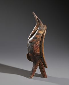 Guro - Costa d'Avorio : Nello stile di Maschera zoomorfa in legno e pigmenti  - Asta Asta 444 | AFRICA, OCEANIA E AMERICHE - ARTIGIANATO AFRICANO: VARI COMMITTENTI E SELEZIONE DALLA COLLEZIONE BARTOLOMUCCI Online - Associazione Nazionale - Case d'Asta italiane