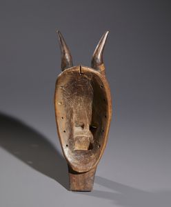 Guro - Costa d'Avorio : Nello stile di Maschera zoomorfa in legno e pigmenti  - Asta Asta 444 | AFRICA, OCEANIA E AMERICHE - ARTIGIANATO AFRICANO: VARI COMMITTENTI E SELEZIONE DALLA COLLEZIONE BARTOLOMUCCI Online - Associazione Nazionale - Case d'Asta italiane