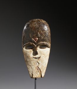 Vuvi - Gabon - Nello stile diMaschera antropomorfa stilizzata in legno duro e caolino