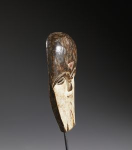 Vuvi - Gabon : Nello stile diMaschera antropomorfa stilizzata in legno duro e caolino  - Asta Asta 444 | AFRICA, OCEANIA E AMERICHE - ARTIGIANATO AFRICANO: VARI COMMITTENTI E SELEZIONE DALLA COLLEZIONE BARTOLOMUCCI Online - Associazione Nazionale - Case d'Asta italiane