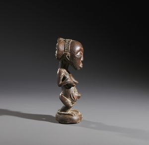 Luba - Repubblica Democratica del Congo : Nello stile di Scultura antropomorfa femminile Luba Legno a patina scura  - Asta Asta 444 | AFRICA, OCEANIA E AMERICHE - ARTIGIANATO AFRICANO: VARI COMMITTENTI E SELEZIONE DALLA COLLEZIONE BARTOLOMUCCI Online - Associazione Nazionale - Case d'Asta italiane