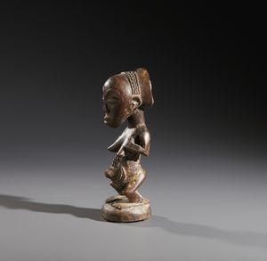 Luba - Repubblica Democratica del Congo : Nello stile di Scultura antropomorfa femminile Luba Legno a patina scura  - Asta Asta 444 | AFRICA, OCEANIA E AMERICHE - ARTIGIANATO AFRICANO: VARI COMMITTENTI E SELEZIONE DALLA COLLEZIONE BARTOLOMUCCI Online - Associazione Nazionale - Case d'Asta italiane