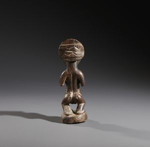 Luba - Repubblica Democratica del Congo : Nello stile di Scultura antropomorfa femminile Luba Legno a patina scura  - Asta Asta 444 | AFRICA, OCEANIA E AMERICHE - ARTIGIANATO AFRICANO: VARI COMMITTENTI E SELEZIONE DALLA COLLEZIONE BARTOLOMUCCI Online - Associazione Nazionale - Case d'Asta italiane