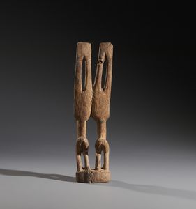Dogon o Tellem - Mali : Nello stile di Scultura antropomorfa in forma di  coppia ancestrale con braccia alzate Legno duro a patina chiara  - Asta Asta 444 | AFRICA, OCEANIA E AMERICHE - ARTIGIANATO AFRICANO: VARI COMMITTENTI E SELEZIONE DALLA COLLEZIONE BARTOLOMUCCI Online - Associazione Nazionale - Case d'Asta italiane