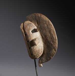 Mossi - Burkina Faso : Nello stile di Maschera stilizzata in legno duro a patina chiara  - Asta Asta 444 | AFRICA, OCEANIA E AMERICHE - ARTIGIANATO AFRICANO: VARI COMMITTENTI E SELEZIONE DALLA COLLEZIONE BARTOLOMUCCI Online - Associazione Nazionale - Case d'Asta italiane