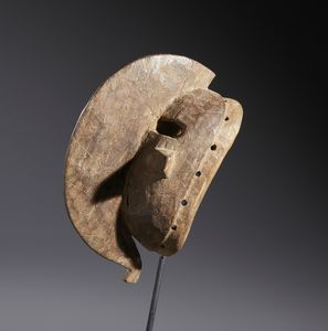 Mossi - Burkina Faso : Nello stile di Maschera stilizzata in legno duro a patina chiara  - Asta Asta 444 | AFRICA, OCEANIA E AMERICHE - ARTIGIANATO AFRICANO: VARI COMMITTENTI E SELEZIONE DALLA COLLEZIONE BARTOLOMUCCI Online - Associazione Nazionale - Case d'Asta italiane