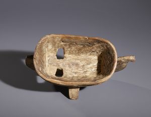 Mossi - Burkina Faso : Nello stile di Maschera stilizzata in legno duro a patina chiara  - Asta Asta 444 | AFRICA, OCEANIA E AMERICHE - ARTIGIANATO AFRICANO: VARI COMMITTENTI E SELEZIONE DALLA COLLEZIONE BARTOLOMUCCI Online - Associazione Nazionale - Case d'Asta italiane