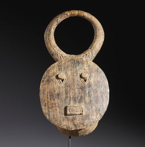 Baule - Costa d'Avorio : Nello stile di Maschera zoomorfa in legno duro a patina chiara  - Asta Asta 444 | AFRICA, OCEANIA E AMERICHE - ARTIGIANATO AFRICANO: VARI COMMITTENTI E SELEZIONE DALLA COLLEZIONE BARTOLOMUCCI Online - Associazione Nazionale - Case d'Asta italiane