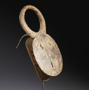 Baule - Costa d'Avorio : Nello stile di Maschera zoomorfa in legno duro a patina chiara  - Asta Asta 444 | AFRICA, OCEANIA E AMERICHE - ARTIGIANATO AFRICANO: VARI COMMITTENTI E SELEZIONE DALLA COLLEZIONE BARTOLOMUCCI Online - Associazione Nazionale - Case d'Asta italiane