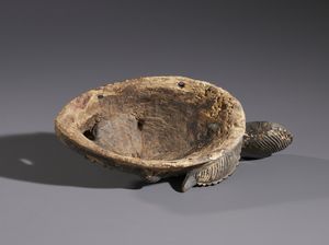 Guro - Costa d'Avorio : Nello stile di Maschera antropomorfa in legno a patina scura  - Asta Asta 444 | AFRICA, OCEANIA E AMERICHE - ARTIGIANATO AFRICANO: VARI COMMITTENTI E SELEZIONE DALLA COLLEZIONE BARTOLOMUCCI Online - Associazione Nazionale - Case d'Asta italiane