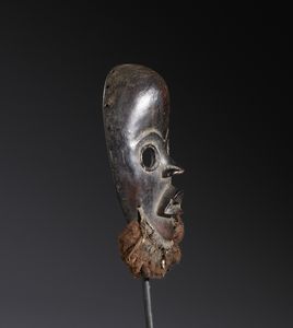 Dan - Costa d'Avorio/Liberia : Nello stile di Maschera antropomorfa in legno duro a patina scura,  fibre e metallo  - Asta Asta 444 | AFRICA, OCEANIA E AMERICHE - ARTIGIANATO AFRICANO: VARI COMMITTENTI E SELEZIONE DALLA COLLEZIONE BARTOLOMUCCI Online - Associazione Nazionale - Case d'Asta italiane