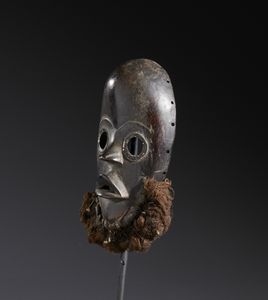 Dan - Costa d'Avorio/Liberia : Nello stile di Maschera antropomorfa in legno duro a patina scura,  fibre e metallo  - Asta Asta 444 | AFRICA, OCEANIA E AMERICHE - ARTIGIANATO AFRICANO: VARI COMMITTENTI E SELEZIONE DALLA COLLEZIONE BARTOLOMUCCI Online - Associazione Nazionale - Case d'Asta italiane