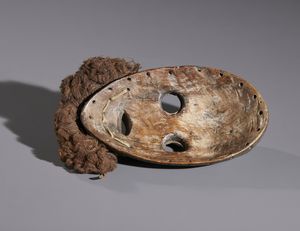 Dan - Costa d'Avorio/Liberia : Nello stile di Maschera antropomorfa in legno duro a patina scura,  fibre e metallo  - Asta Asta 444 | AFRICA, OCEANIA E AMERICHE - ARTIGIANATO AFRICANO: VARI COMMITTENTI E SELEZIONE DALLA COLLEZIONE BARTOLOMUCCI Online - Associazione Nazionale - Case d'Asta italiane