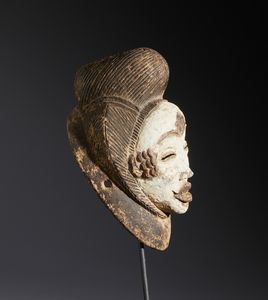Punu - Gabon : Nello stile di Maschera antropomorfa in legno, caolino e pigmenti  - Asta Asta 444 | AFRICA, OCEANIA E AMERICHE - ARTIGIANATO AFRICANO: VARI COMMITTENTI E SELEZIONE DALLA COLLEZIONE BARTOLOMUCCI Online - Associazione Nazionale - Case d'Asta italiane
