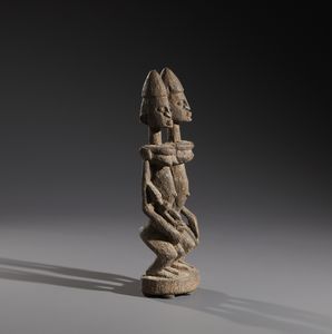 Dogon - Mali : Nello stile di Scultura di coppia ancestrale in legno duro a patina crostosa  - Asta Asta 444 | AFRICA, OCEANIA E AMERICHE - ARTIGIANATO AFRICANO: VARI COMMITTENTI E SELEZIONE DALLA COLLEZIONE BARTOLOMUCCI Online - Associazione Nazionale - Case d'Asta italiane
