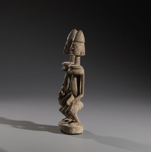 Dogon - Mali : Nello stile di Scultura di coppia ancestrale in legno duro a patina crostosa  - Asta Asta 444 | AFRICA, OCEANIA E AMERICHE - ARTIGIANATO AFRICANO: VARI COMMITTENTI E SELEZIONE DALLA COLLEZIONE BARTOLOMUCCI Online - Associazione Nazionale - Case d'Asta italiane