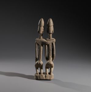Dogon - Mali : Nello stile di Scultura di coppia ancestrale in legno duro a patina crostosa  - Asta Asta 444 | AFRICA, OCEANIA E AMERICHE - ARTIGIANATO AFRICANO: VARI COMMITTENTI E SELEZIONE DALLA COLLEZIONE BARTOLOMUCCI Online - Associazione Nazionale - Case d'Asta italiane