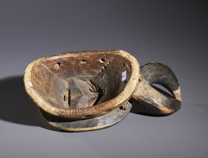 Baule - Costa d'Avorio : Nello stile di Maschera zoomorfa in legno, metallo, caolino e pigmenti  - Asta Asta 444 | AFRICA, OCEANIA E AMERICHE - ARTIGIANATO AFRICANO: VARI COMMITTENTI E SELEZIONE DALLA COLLEZIONE BARTOLOMUCCI Online - Associazione Nazionale - Case d'Asta italiane