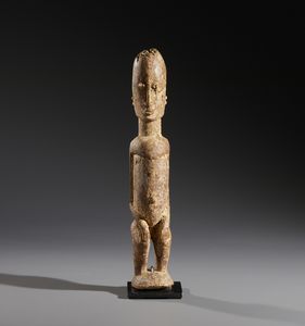 Dogon - Mali : Nello stile di Scultura antropomorfa in legno duro a patina crostosa chiara  - Asta Asta 444 | AFRICA, OCEANIA E AMERICHE - ARTIGIANATO AFRICANO: VARI COMMITTENTI E SELEZIONE DALLA COLLEZIONE BARTOLOMUCCI Online - Associazione Nazionale - Case d'Asta italiane