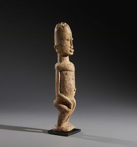 Dogon - Mali : Nello stile di Scultura antropomorfa in legno duro a patina crostosa chiara  - Asta Asta 444 | AFRICA, OCEANIA E AMERICHE - ARTIGIANATO AFRICANO: VARI COMMITTENTI E SELEZIONE DALLA COLLEZIONE BARTOLOMUCCI Online - Associazione Nazionale - Case d'Asta italiane