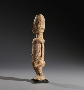 Dogon - Mali : Nello stile di Scultura antropomorfa in legno duro a patina crostosa chiara  - Asta Asta 444 | AFRICA, OCEANIA E AMERICHE - ARTIGIANATO AFRICANO: VARI COMMITTENTI E SELEZIONE DALLA COLLEZIONE BARTOLOMUCCI Online - Associazione Nazionale - Case d'Asta italiane