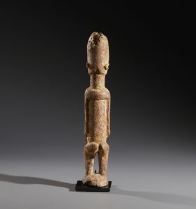 Dogon - Mali : Nello stile di Scultura antropomorfa in legno duro a patina crostosa chiara  - Asta Asta 444 | AFRICA, OCEANIA E AMERICHE - ARTIGIANATO AFRICANO: VARI COMMITTENTI E SELEZIONE DALLA COLLEZIONE BARTOLOMUCCI Online - Associazione Nazionale - Case d'Asta italiane