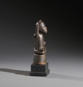 Kongo - Repubblica Democratica del Congo : Nello stile di Scultura antropomorfa coloniale  in legno duro a patina marrone  - Asta Asta 444 | AFRICA, OCEANIA E AMERICHE - ARTIGIANATO AFRICANO: VARI COMMITTENTI E SELEZIONE DALLA COLLEZIONE BARTOLOMUCCI Online - Associazione Nazionale - Case d'Asta italiane