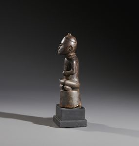 Kongo - Repubblica Democratica del Congo : Nello stile di Scultura antropomorfa coloniale  in legno duro a patina marrone  - Asta Asta 444 | AFRICA, OCEANIA E AMERICHE - ARTIGIANATO AFRICANO: VARI COMMITTENTI E SELEZIONE DALLA COLLEZIONE BARTOLOMUCCI Online - Associazione Nazionale - Case d'Asta italiane