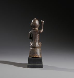 Kongo - Repubblica Democratica del Congo : Nello stile di Scultura antropomorfa coloniale  in legno duro a patina marrone  - Asta Asta 444 | AFRICA, OCEANIA E AMERICHE - ARTIGIANATO AFRICANO: VARI COMMITTENTI E SELEZIONE DALLA COLLEZIONE BARTOLOMUCCI Online - Associazione Nazionale - Case d'Asta italiane