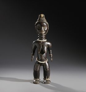 Dan - Costa d'Avorio/Liberia - Nello stile di Scultura antropomorfa femminile in legno duro a patina nera, fibre, perline e metallo