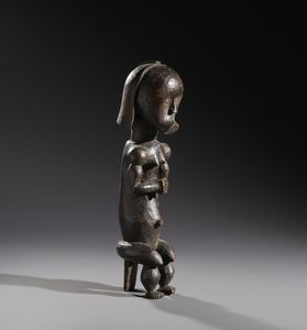 Fang - Gabon : Nello stile di Scultura antropomorfa guardiano di reliquiario Legno duro a patina scura  - Asta Asta 444 | AFRICA, OCEANIA E AMERICHE - ARTIGIANATO AFRICANO: VARI COMMITTENTI E SELEZIONE DALLA COLLEZIONE BARTOLOMUCCI Online - Associazione Nazionale - Case d'Asta italiane