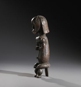 Fang - Gabon : Nello stile di Scultura antropomorfa guardiano di reliquiario Legno duro a patina scura  - Asta Asta 444 | AFRICA, OCEANIA E AMERICHE - ARTIGIANATO AFRICANO: VARI COMMITTENTI E SELEZIONE DALLA COLLEZIONE BARTOLOMUCCI Online - Associazione Nazionale - Case d'Asta italiane