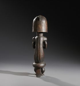Fang - Gabon : Nello stile di Scultura antropomorfa guardiano di reliquiario Legno duro a patina scura  - Asta Asta 444 | AFRICA, OCEANIA E AMERICHE - ARTIGIANATO AFRICANO: VARI COMMITTENTI E SELEZIONE DALLA COLLEZIONE BARTOLOMUCCI Online - Associazione Nazionale - Case d'Asta italiane