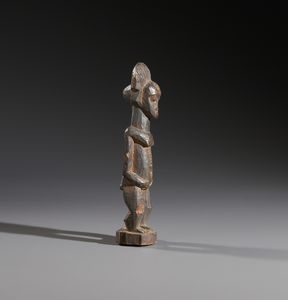 Baule - Costa d'Avorio : Nello stile di Scultura antropomorfa  in legno duro a patina scura  - Asta Asta 444 | AFRICA, OCEANIA E AMERICHE - ARTIGIANATO AFRICANO: VARI COMMITTENTI E SELEZIONE DALLA COLLEZIONE BARTOLOMUCCI Online - Associazione Nazionale - Case d'Asta italiane