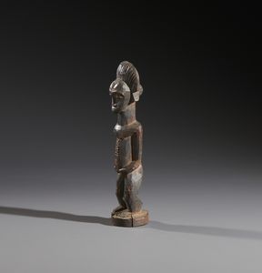 Baule - Costa d'Avorio : Nello stile di Scultura antropomorfa  in legno duro a patina scura  - Asta Asta 444 | AFRICA, OCEANIA E AMERICHE - ARTIGIANATO AFRICANO: VARI COMMITTENTI E SELEZIONE DALLA COLLEZIONE BARTOLOMUCCI Online - Associazione Nazionale - Case d'Asta italiane