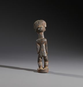 Baule - Costa d'Avorio : Nello stile di Scultura antropomorfa  in legno duro a patina scura  - Asta Asta 444 | AFRICA, OCEANIA E AMERICHE - ARTIGIANATO AFRICANO: VARI COMMITTENTI E SELEZIONE DALLA COLLEZIONE BARTOLOMUCCI Online - Associazione Nazionale - Case d'Asta italiane