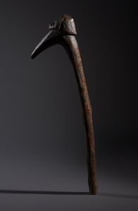 Lobi - Burkina Faso/Costa d'Avorio : Nello stile di Bastone-Insegna di  comando con testa antropomorfa  in legno duro a patina marrone  - Asta Asta 444 | AFRICA, OCEANIA E AMERICHE - ARTIGIANATO AFRICANO: VARI COMMITTENTI E SELEZIONE DALLA COLLEZIONE BARTOLOMUCCI Online - Associazione Nazionale - Case d'Asta italiane