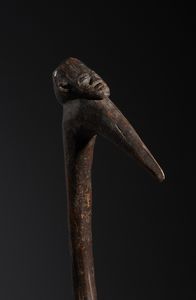 Lobi - Burkina Faso/Costa d'Avorio : Nello stile di Bastone-Insegna di  comando con testa antropomorfa  in legno duro a patina marrone  - Asta Asta 444 | AFRICA, OCEANIA E AMERICHE - ARTIGIANATO AFRICANO: VARI COMMITTENTI E SELEZIONE DALLA COLLEZIONE BARTOLOMUCCI Online - Associazione Nazionale - Case d'Asta italiane