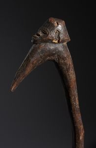 Lobi - Burkina Faso/Costa d'Avorio : Nello stile di Bastone-Insegna di  comando con testa antropomorfa  in legno duro a patina marrone  - Asta Asta 444 | AFRICA, OCEANIA E AMERICHE - ARTIGIANATO AFRICANO: VARI COMMITTENTI E SELEZIONE DALLA COLLEZIONE BARTOLOMUCCI Online - Associazione Nazionale - Case d'Asta italiane