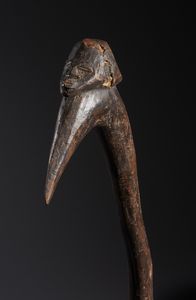 Lobi - Burkina Faso/Costa d'Avorio : Nello stile di Bastone-Insegna di  comando con testa antropomorfa  in legno duro a patina marrone  - Asta Asta 444 | AFRICA, OCEANIA E AMERICHE - ARTIGIANATO AFRICANO: VARI COMMITTENTI E SELEZIONE DALLA COLLEZIONE BARTOLOMUCCI Online - Associazione Nazionale - Case d'Asta italiane
