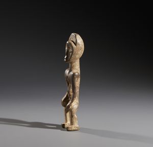 Mbole - Rebupplica Democratica del Congo : Nello stile di Scultura antropomorfa maschile In legno duro e tracce di caolino  - Asta Asta 444 | AFRICA, OCEANIA E AMERICHE - ARTIGIANATO AFRICANO: VARI COMMITTENTI E SELEZIONE DALLA COLLEZIONE BARTOLOMUCCI Online - Associazione Nazionale - Case d'Asta italiane