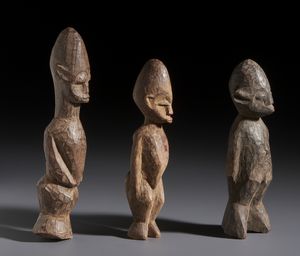 Lobi - Burkina Faso/Costa d'Avorio : Nello stile di Lotto composto da tre piccole sculture antropomorfe in legno  - Asta Asta 444 | AFRICA, OCEANIA E AMERICHE - ARTIGIANATO AFRICANO: VARI COMMITTENTI E SELEZIONE DALLA COLLEZIONE BARTOLOMUCCI Online - Associazione Nazionale - Case d'Asta italiane