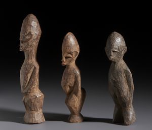 Lobi - Burkina Faso/Costa d'Avorio : Nello stile di Lotto composto da tre piccole sculture antropomorfe in legno  - Asta Asta 444 | AFRICA, OCEANIA E AMERICHE - ARTIGIANATO AFRICANO: VARI COMMITTENTI E SELEZIONE DALLA COLLEZIONE BARTOLOMUCCI Online - Associazione Nazionale - Case d'Asta italiane