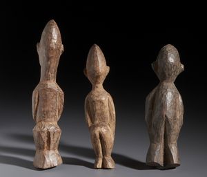 Lobi - Burkina Faso/Costa d'Avorio : Nello stile di Lotto composto da tre piccole sculture antropomorfe in legno  - Asta Asta 444 | AFRICA, OCEANIA E AMERICHE - ARTIGIANATO AFRICANO: VARI COMMITTENTI E SELEZIONE DALLA COLLEZIONE BARTOLOMUCCI Online - Associazione Nazionale - Case d'Asta italiane