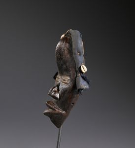Dan - Costa d'Avorio/Liberia : Nello stile di Maschera antropomorfa in legno duro a patina scura, tessuto e conchiglie  - Asta Asta 444 | AFRICA, OCEANIA E AMERICHE - ARTIGIANATO AFRICANO: VARI COMMITTENTI E SELEZIONE DALLA COLLEZIONE BARTOLOMUCCI Online - Associazione Nazionale - Case d'Asta italiane