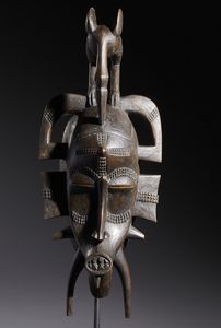 Senufo - Costa d'Avorio/Mali/Burkina Faso : Nello stile diMaschera Kple a figura antropo-zoomorfa sormontata da un uccello Calao Legno duro a patina scura  - Asta Asta 444 | AFRICA, OCEANIA E AMERICHE - ARTIGIANATO AFRICANO: VARI COMMITTENTI E SELEZIONE DALLA COLLEZIONE BARTOLOMUCCI Online - Associazione Nazionale - Case d'Asta italiane