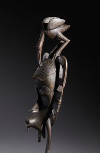 Senufo - Costa d'Avorio/Mali/Burkina Faso : Nello stile diMaschera Kple a figura antropo-zoomorfa sormontata da un uccello Calao Legno duro a patina scura  - Asta Asta 444 | AFRICA, OCEANIA E AMERICHE - ARTIGIANATO AFRICANO: VARI COMMITTENTI E SELEZIONE DALLA COLLEZIONE BARTOLOMUCCI Online - Associazione Nazionale - Case d'Asta italiane