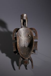 Senufo - Costa d'Avorio/Mali/Burkina Faso : Nello stile diMaschera Kple a figura antropo-zoomorfa sormontata da un uccello Calao Legno duro a patina scura  - Asta Asta 444 | AFRICA, OCEANIA E AMERICHE - ARTIGIANATO AFRICANO: VARI COMMITTENTI E SELEZIONE DALLA COLLEZIONE BARTOLOMUCCI Online - Associazione Nazionale - Case d'Asta italiane