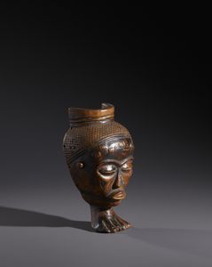 Luba - Repubblica Democratica del Congo : Nello stile di Maschera antropomorfa con base a forma di piede Legno duro a patina marrone lucida e nera  - Asta Asta 444 | AFRICA, OCEANIA E AMERICHE - ARTIGIANATO AFRICANO: VARI COMMITTENTI E SELEZIONE DALLA COLLEZIONE BARTOLOMUCCI Online - Associazione Nazionale - Case d'Asta italiane