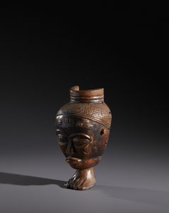 Luba - Repubblica Democratica del Congo : Nello stile di Maschera antropomorfa con base a forma di piede Legno duro a patina marrone lucida e nera  - Asta Asta 444 | AFRICA, OCEANIA E AMERICHE - ARTIGIANATO AFRICANO: VARI COMMITTENTI E SELEZIONE DALLA COLLEZIONE BARTOLOMUCCI Online - Associazione Nazionale - Case d'Asta italiane